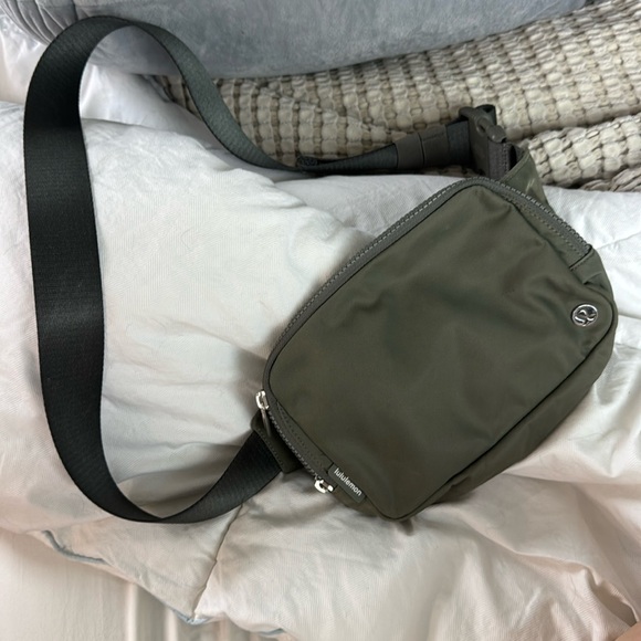 Lulu Lemon 2L green gray eucalyptus fanny pack cross body - Picture 4 of 4